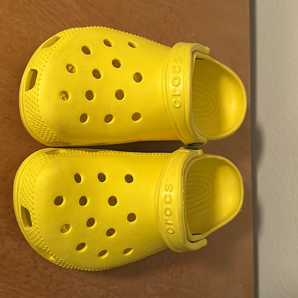 Size 5 Men’s Size 7 Woman’s CROCS